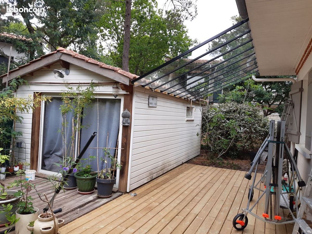 Le cabanon indépendant et sa terrasse en bois